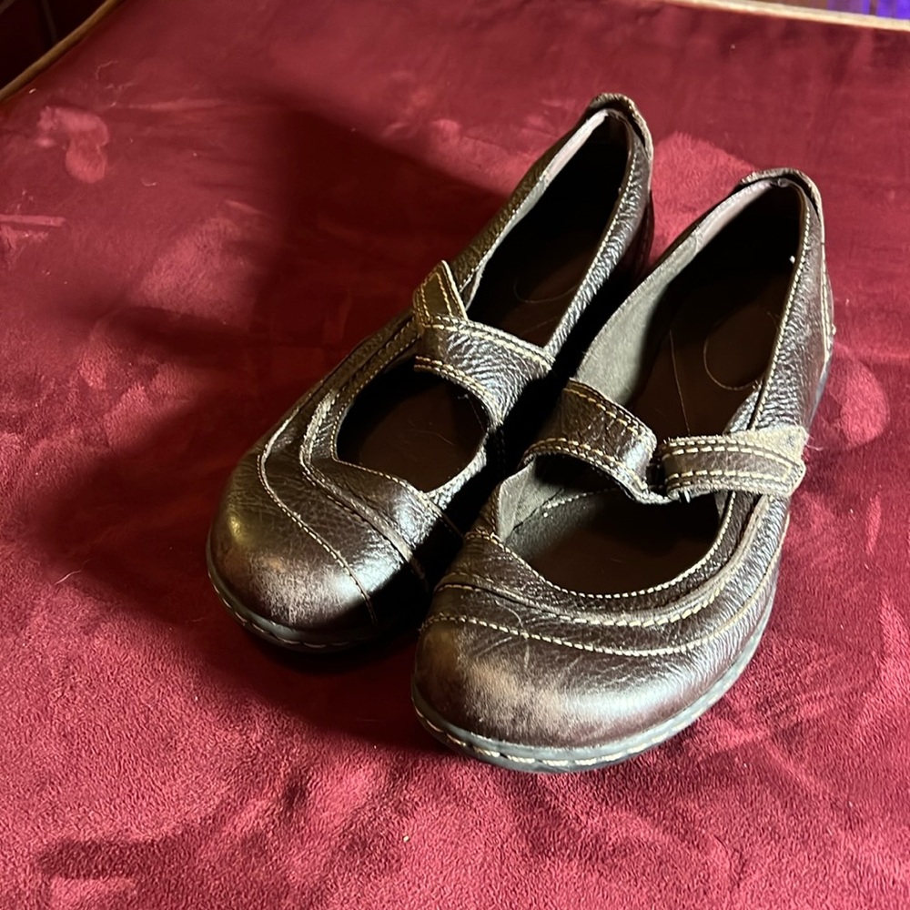 Good used condition Clark’s brown leather Mary Jane style shoes (size 9.5)